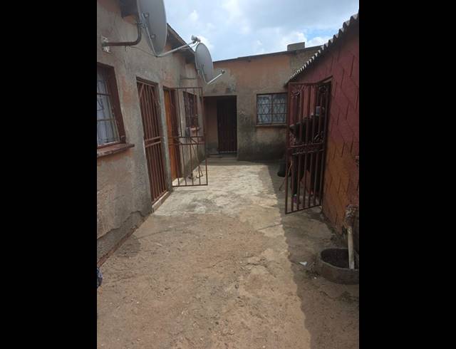 6 BEDROOM HOUSE FOR SALE IN MAOKENG